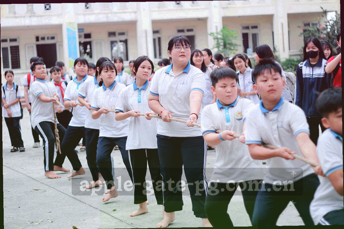 铜锁与空白信封的俯视静物，纸张与金属质感在暖光下分栏排布